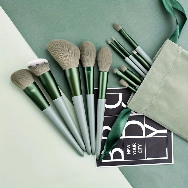 Makeup brush set: Soft and delicate, it includes eyeshadow, foundation, It is the perfect birthday gift for mothers or women.