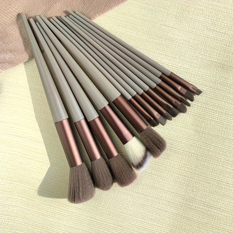 Makeup brush set: Soft and delicate, it includes eyeshadow, foundation, It is the perfect birthday gift for mothers or women.